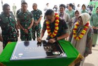 Danrem 101/Ant Brigjen TNI Ilham Yunus bersama Ketua Yayasan Kartika Jaya saat peresmian TK Kartika V-18 usai renovasi total, Selasa (25/11/2025). (foto:penrem101)