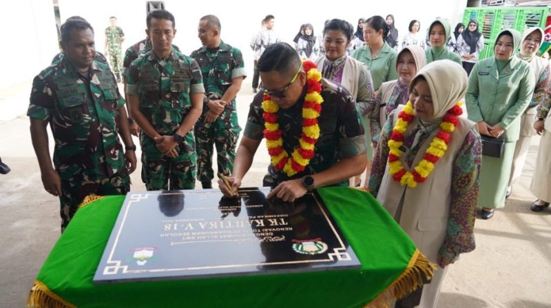Danrem 101/Ant Brigjen TNI Ilham Yunus bersama Ketua Yayasan Kartika Jaya saat peresmian TK Kartika V-18 usai renovasi total, Selasa (25/11/2025). (foto:penrem101)