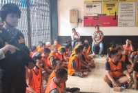 Para tersangka ikut menyaksikan pemusnahan barang bukti (Foto Mercy)
