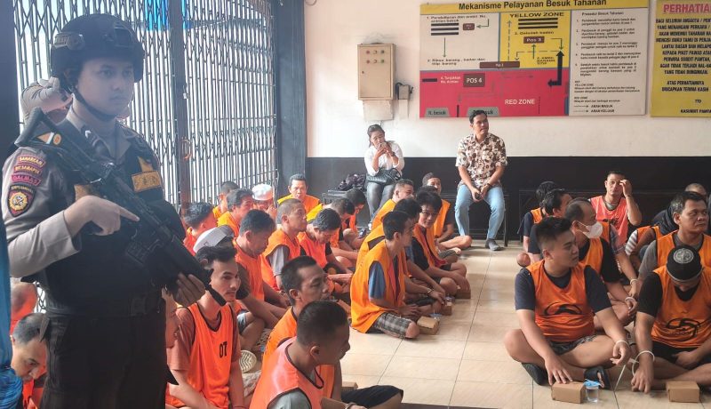 Para tersangka ikut menyaksikan pemusnahan barang bukti (Foto Mercy)