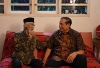 Susilo Bambang Yudhoyono (SBY) bersilaturahmi dengan Yok Koeswoyo dan membahas rencana konser “Tribute to Koes Plus” di Pacitan. (foto: Instagram/@koesplus.indonesia)
