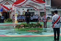 Wabup Rahmanto Muhiddin saat memimpin upacara peringatan HUT ke-80 PGRI dan HGN (foto: Maya)