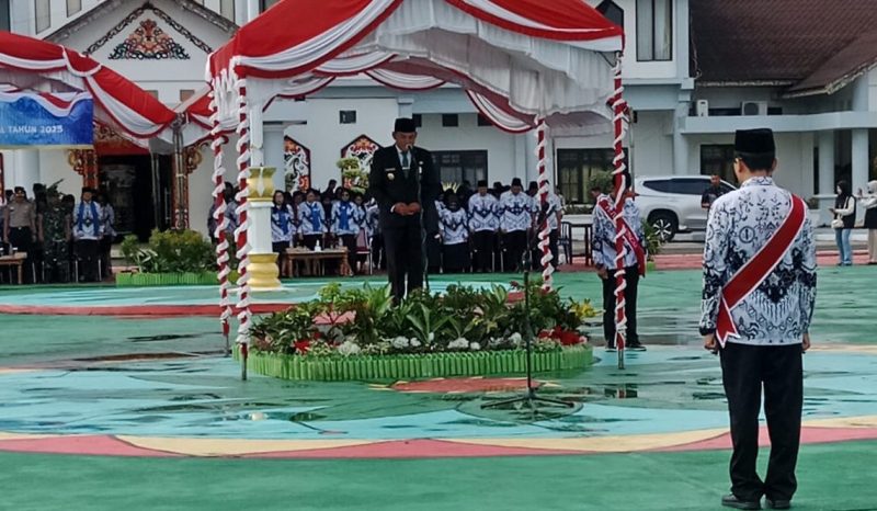 Wabup Rahmanto Muhiddin saat memimpin upacara peringatan HUT ke-80 PGRI dan HGN (foto: Maya)
