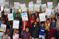 Anak-anak penyintas banjir mengikuti kegiatan dukungan psikososial yang digelar Kementerian Komunikasi dan Digital (Komdigi) bekerja sama dengan Save the Children di Masjid Baitusattar, Gampong Masjid Tuha, Meureudu, Pidie Jaya, Aceh, Senin (15/12/2025). Melalui Mobil Dukungan Psikososial, kegiatan ini bertujuan membantu pemulihan emosional anak-anak terdampak bencana banjir dan longsor agar kembali ceria di tengah masa pengungsian