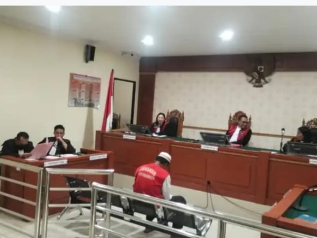 Terdakwa David saat mendengarkan vonis majelis hakim di PN Banjarmasin (Foto Istimewa)

