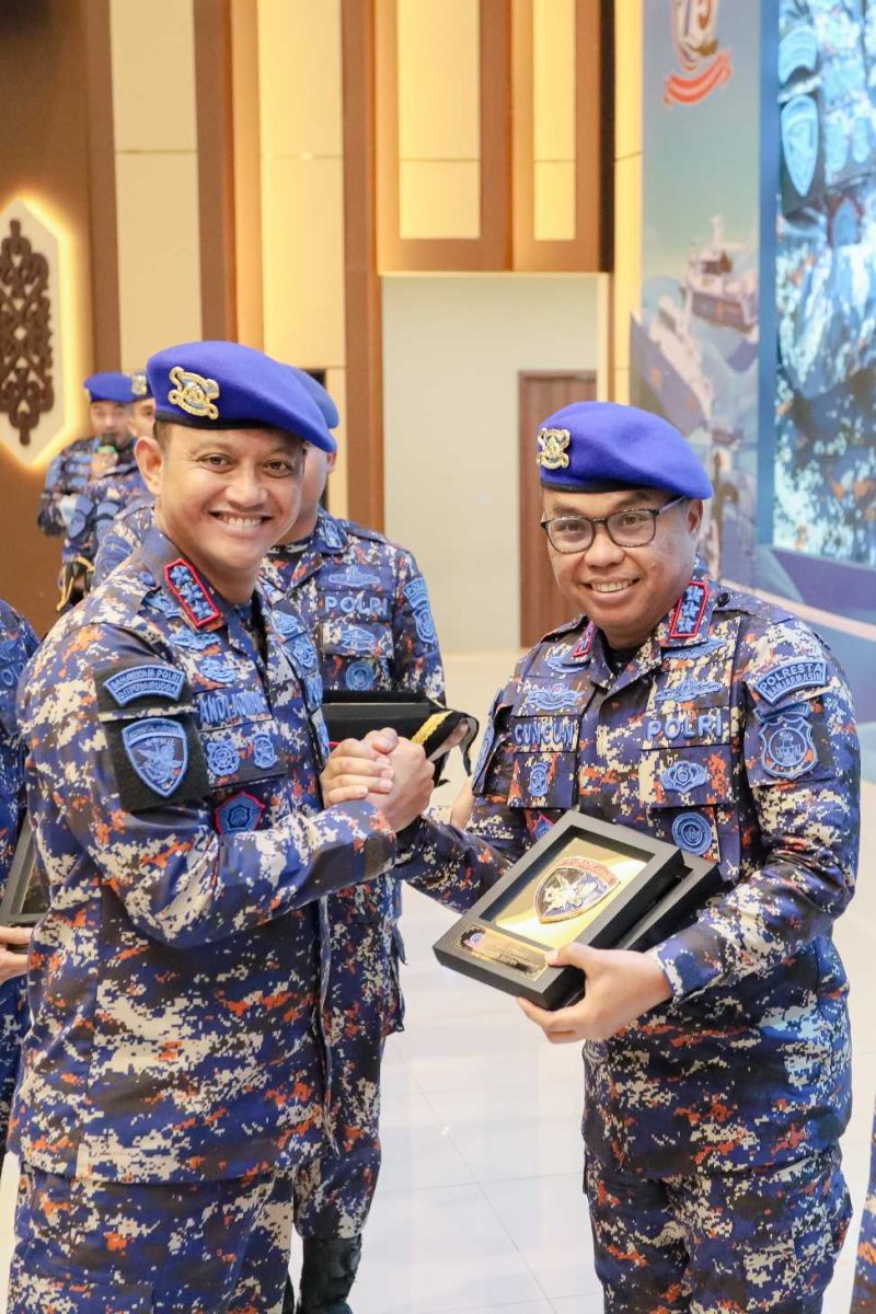 Kapolresta Banjarmasin, Kombes Pol Cuncun Kurniadi saat menerima
Dua Predikat Terbaik Program Unggulan Baharkam Polri tahun 2025, dari Dir Polairud Polda Kalsel Kombes Pol Dr Andi Adnan Syafruddin, Selasa (2/12/2025). (istimewa)

