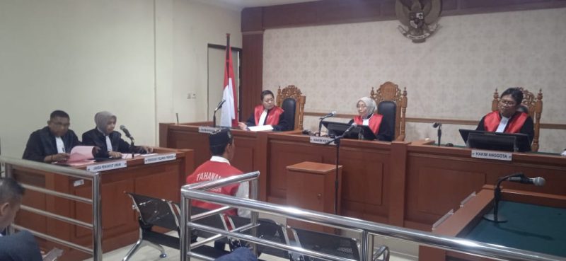 Zeni saat mengajukan pembelaan atas tuntutan jaksa yang menuntutnya 3 tahun penjara (Foto Istimewa)