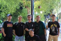 Metal head asal Banjarmasin yang sudah berdatangan sejak kemarin saat bersantai di Jalan Malioboro (foto dokumen pribadi )
