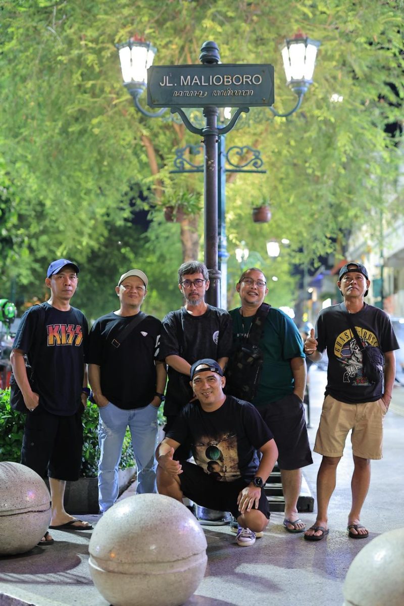 Metal head asal Banjarmasin yang sudah berdatangan sejak kemarin saat bersantai di Jalan Malioboro (foto dokumen pribadi )
