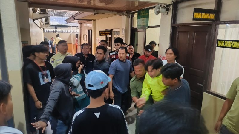 Keluarga korban saat berusaha menerobos barisan pengamanan untuk mengejar Sule yang sedang digiring menuju ruang tahanan (Foto Istimewa).
