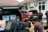 Sejumlah petugas Kejati Kalsel saat menggeledah dan membawa beberapa box dokumen dari kantor PT Bangun Banua Banjarmasin, Selasa (9/12/2025) pagi.