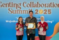 Kabid Ketahanan Pangan dan Kesejahteraan Keluarga Dinas P3A DALDUKKB Kabupaten Murung Raya, Solihatul Alawiyah bersama perwakilan PT Indo Muro Kencana penghargaan GENTING (Gerakan Orang Tua Asuh Cegah Stunting), Rabu (10/12/2025) (Foto Istimewa)