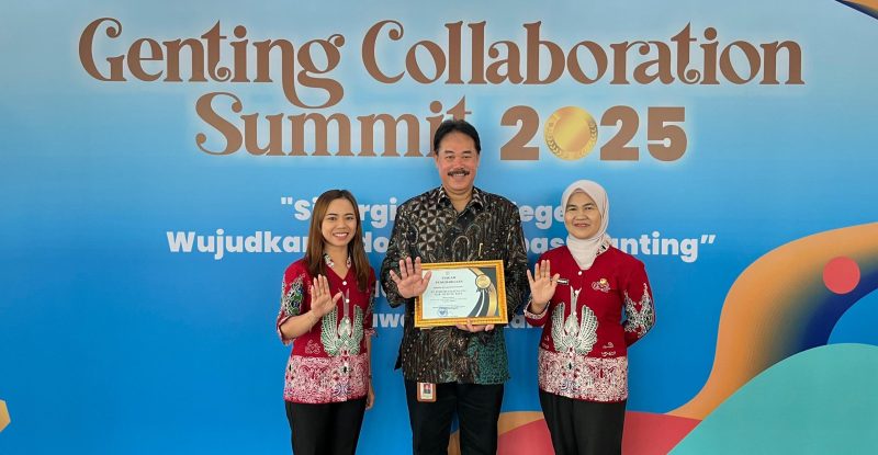 Kabid Ketahanan Pangan dan Kesejahteraan Keluarga Dinas P3A DALDUKKB Kabupaten Murung Raya, Solihatul Alawiyah bersama perwakilan PT Indo Muro Kencana penghargaan GENTING (Gerakan Orang Tua Asuh Cegah Stunting), Rabu (10/12/2025) (Foto Istimewa)