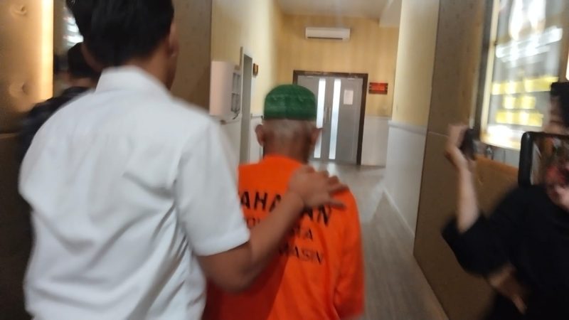 Kakek Cabuli bocah di kawasan Banjarmasin Utara ini digelar kasusnya oleh Unit PPA Polresta Banjarmasin, Rabu (10/12/2025).