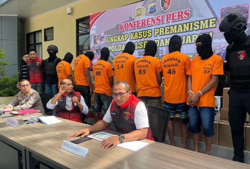 Dirreskrimum Polda Kalsel Kombes Pol Frido Situmorang didampingi Kabid Humas Kombes Pol Adam Erwindi dan Wadir Reskrimum AKBP Diaz Sasongko

memaparkan pengungkapan sindikat penggelapan mobil dalam Operasi Sikat II Intan 2025.

 Para tersangka dihadirkan dalam konferensi pers di Mako Polda Kalsel, Banjarbaru, Kamis (11/12/202) (Foto Iman Satria)