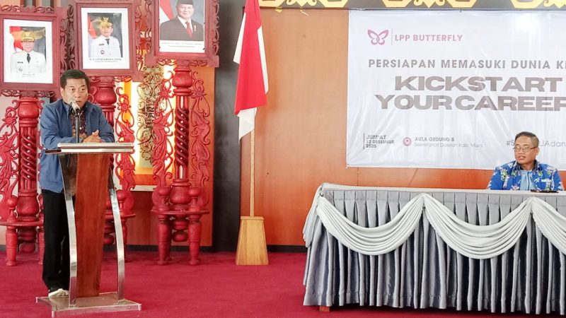 Ketua DPRD Rumiadi saat membuka kegiatan sosialisasi memasuki dunia kerja (foto: Maya)

 