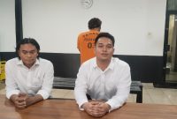 Kanit PPA Polresta Banjarmasin Iptu Benito saat menggelar Pelaku Rudapaksa di kawasan Banjarmasin Utara, Jumat  (19/12/2025). (foto: Istimewa) 
