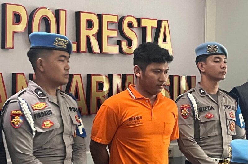 Tersangka MS, oknum anggota Polri, dihadirkan saat konferensi pers pengungkapan kasus dugaan pembunuhan mahasiswi ULM di Mapolresta Banjarmasin, Jumat (26/12/2025). (Istimewa