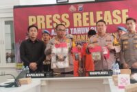 Kapolresta Banjarmasin Kombes Pol Cincin Kurniadi didampingi Wakapolresta AKBP Arwin Amrih Wientama saat menggelar rilis temuan narkoba ribuan gram sabu dan ekstasi, Selasa (30/12/2025) sore