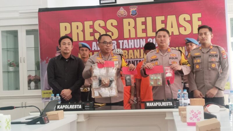 Kapolresta Banjarmasin Kombes Pol Cincin Kurniadi didampingi Wakapolresta AKBP Arwin Amrih Wientama saat menggelar rilis temuan narkoba ribuan gram sabu dan ekstasi, Selasa (30/12/2025) sore