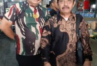 DR H Fauzan Ramon SH MH (Kanan) bersama sahabatnya Ketua MPC Pemuda Pancasila Kota Banjarmasin usai silaturahmi dengan teman-teman angkatan kuliah Fakultas Hukum Unlam (kini ULM) di Soto Abang Amat Banjarmasin. (Foto: Mercy)