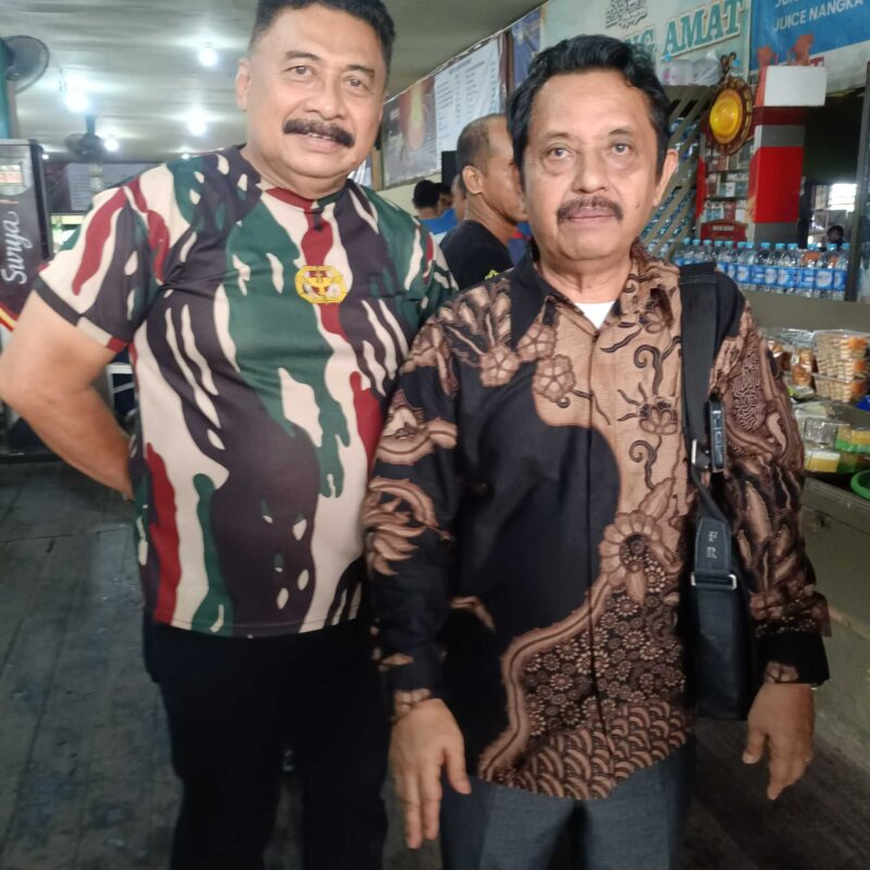 DR H Fauzan Ramon SH MH (Kanan) bersama sahabatnya Ketua MPC Pemuda Pancasila Kota Banjarmasin usai silaturahmi dengan teman-teman angkatan kuliah Fakultas Hukum Unlam (kini ULM)  di Soto Abang Amat Banjarmasin. (Foto: Mercy)
