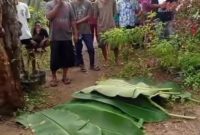 Jasad korban sempat ditutupi daun pisang sebelum dimasukkan ke kantong dan dievakuasi ke RS Idaman Banjarbaru (Foto Istimewa)
