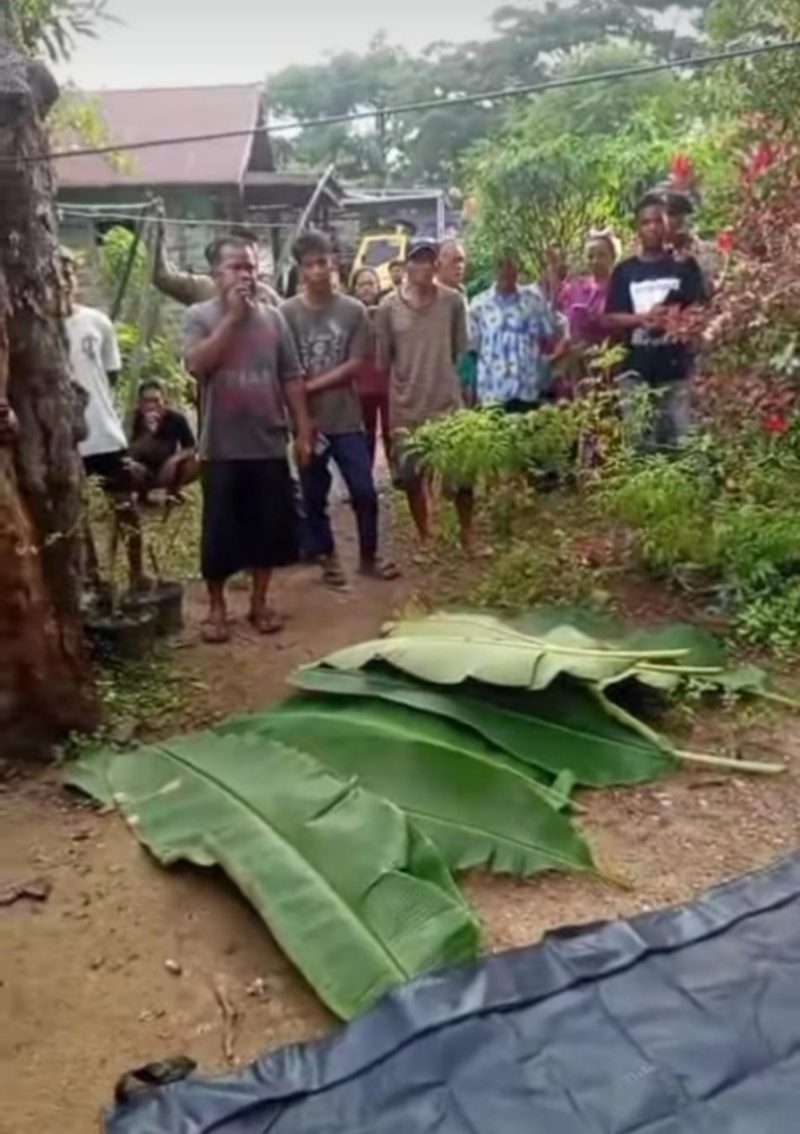 Jasad korban sempat ditutupi daun pisang sebelum dimasukkan ke kantong dan dievakuasi ke RS Idaman Banjarbaru (Foto Istimewa)
