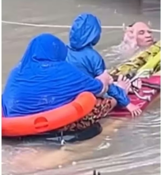 Aksi heroik Kapolsek Pangkalan Brandan  evakuasi warga terjebak banjir pakai batang pisang (foto: TikTok/@zuari.officer)
