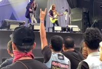 Kaisar salah satu veteran rock dari Solo yang memanaskan panggung sebelum Rolland Band (foto Mercy)