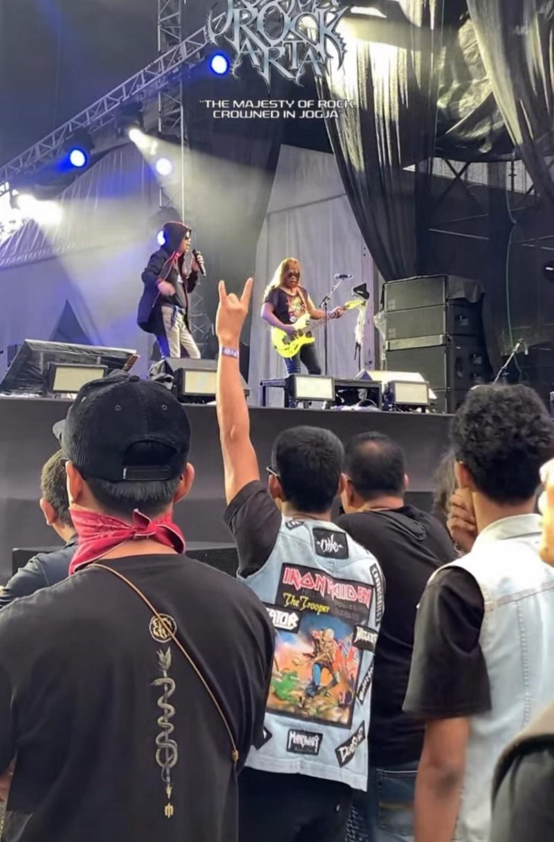 Kaisar salah satu veteran rock dari Solo yang memanaskan panggung sebelum Rolland Band (foto Mercy)