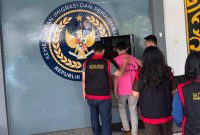 Kepala Seksi Tindak Pidana Khusus Kejari HSS, Gusti Muhamad Kahfi Alamsyah, SH MH bersama tim saat mengeksekusi Marwan Kurniadi ke Lapas kelas IIb Kandangan