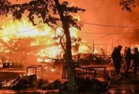 Kericuhan terjadi di Kalibata, Jaksel, setelah dua debt collector tewas dikeroyok. Sembilan kios dan tujuh kendaraan dibakar. Polisi turunkan Brimob untuk meredam situasi. (Foto/ist)