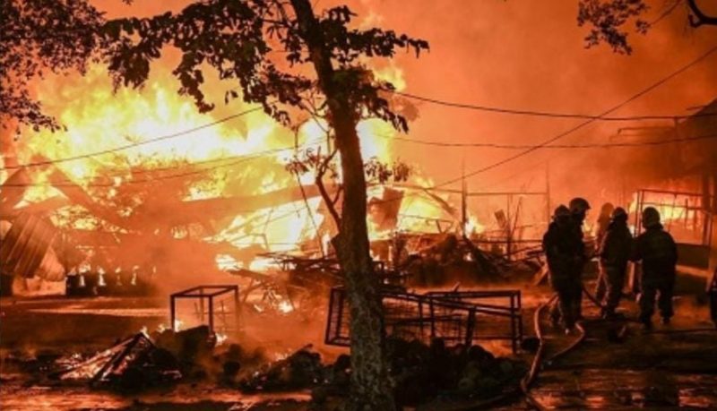 Kericuhan terjadi di Kalibata, Jaksel, setelah dua debt collector tewas dikeroyok. Sembilan kios dan tujuh kendaraan dibakar. Polisi turunkan Brimob untuk meredam situasi. (Foto/ist)