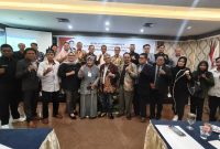 Bujino A Salan SH MH (tengah ) usai terpilih kembali secara aklamasi sebagai Ketua DPD KAI Kalsel periode 2025-2030 foto bersama seluruh peserta Musda (Foto Mercy)
