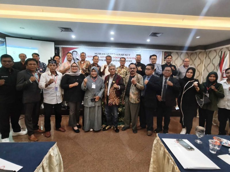 Bujino A Salan SH MH (tengah ) usai terpilih kembali secara aklamasi sebagai Ketua DPD KAI Kalsel periode 2025-2030 foto bersama seluruh peserta Musda (Foto Mercy)
