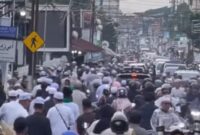 Suasana arus jemaah menuju Sekumpul, Martapura, Kamis (25/12/2025) sore. Kepadatan mulai terjadi seiring jemaah berdatangan lebih awal menjelang peringatan 5 Rajab. (Istimewa/Instagram @berkat_barokah_sekumpul)