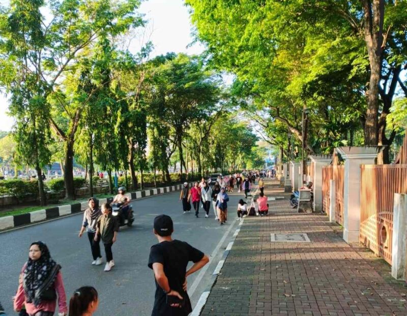 Jalan Kaki di Depan Masjid Sabilal Muhatadin Banjarmasin
