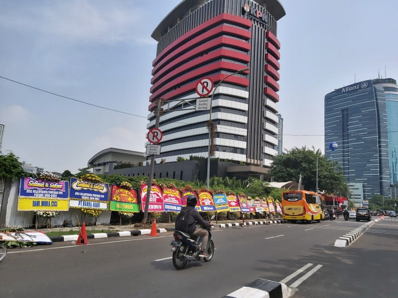 Karangan Bunga di Gedung KPK RI Merah Putih Jakarta
