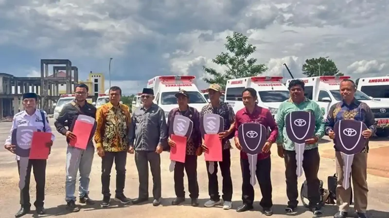Penyerahan Unit Ambulan untuk Puskesmas dan Desa (foto:diskominfo kotabaru)
