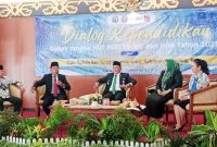 Ketua DPRD Rumiadi saat berbicara dalam Dialog Kependidikan Dalam Rangka Memeriahkan HUT (foto: Maya)