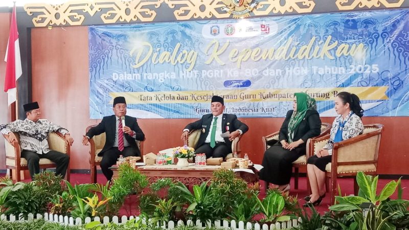 Ketua DPRD Rumiadi saat berbicara dalam Dialog Kependidikan Dalam Rangka Memeriahkan HUT (foto: Maya)