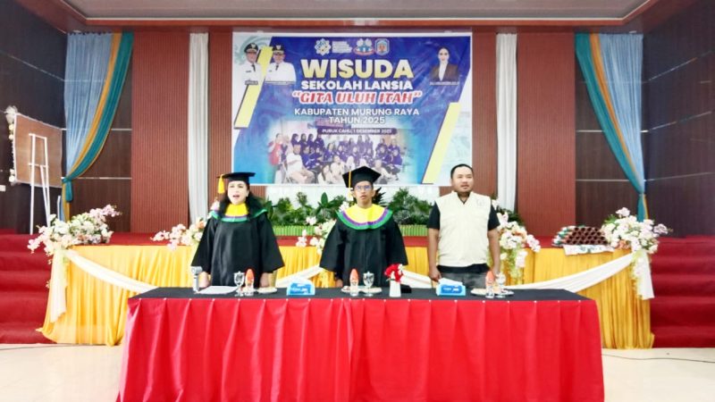 Kegiatan wisuda sekolah Lansia Gita Uluh Itah (foto: Maya)