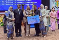 Wakil Ketua TP-PKK Mura Dina Maulidah saat menerima penghargaan juara pertama lomba vlog tingkat provinsi (foto: istimewa)
