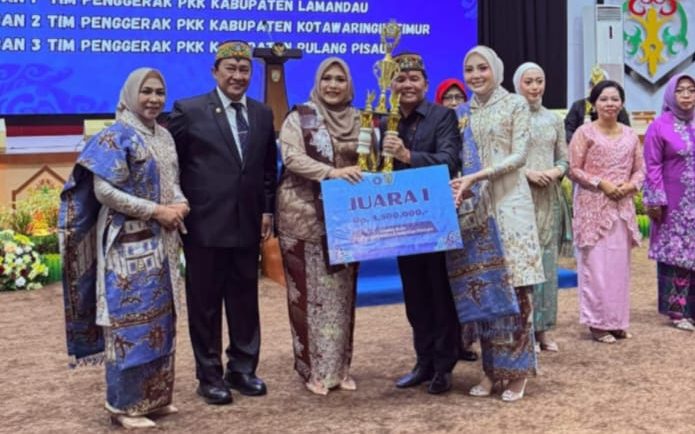 Wakil Ketua TP-PKK Mura Dina Maulidah saat menerima penghargaan juara pertama lomba vlog tingkat provinsi (foto: istimewa)