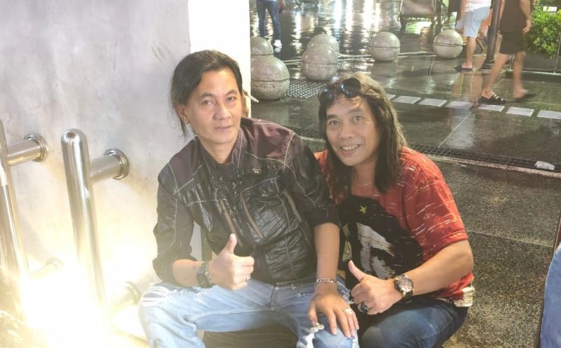 Archos ,seniman seni rupa Yogyakarta
bersama wartawan bomindonesia.com
saat disudut jalan Malioboro