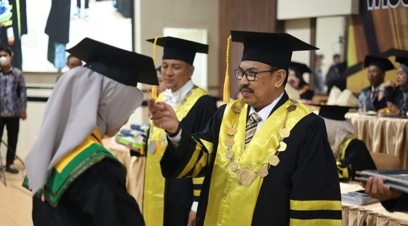  Kampus Uniska Banjarmasin kembali mencetak lulusan unggul. Sebanyak 3.254 mahasiswa menjalani wisuda ke-50