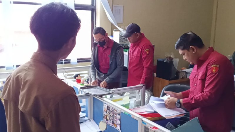 Tim dari Kejati Kalsel saat melakukan penggeledahan (Foto Istimewa)