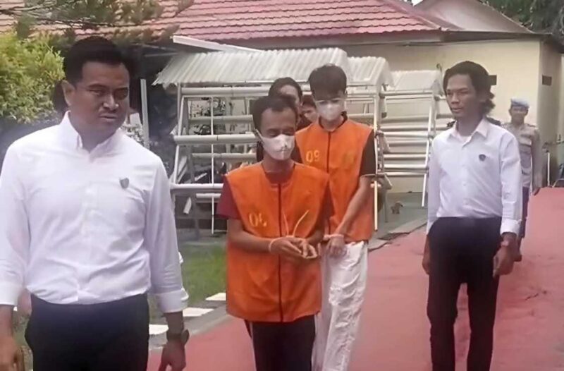 Penyidik Satreskrim Polres Balangan menggiring dua tersangka kasus video tidak senonoh saat penetapan dan penahanan, Senin (22/12/2025). (foto:istimewa)