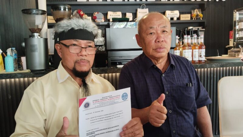 DR M Nizar Tanjung, SH, MH CIL saat mendampingi korbannya, Hidayat Taufik alias Koh Asiang, memperlihatkan laporan ke Satreskrim Polresta Banjarmasin, Senin (22/12/2025). (foto: Istimewa)